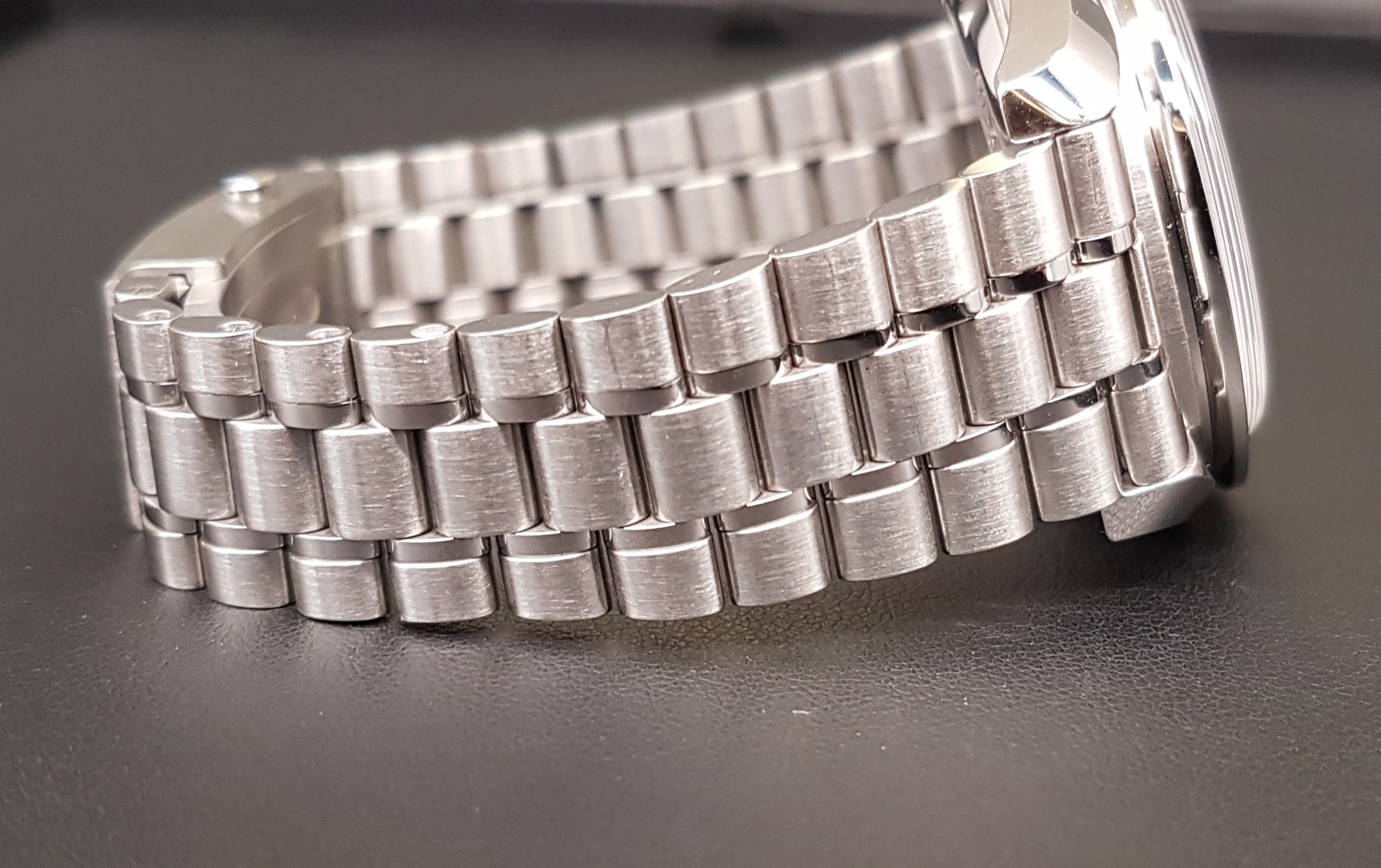 Omega Speedmaster Moonwatch Professional 42mm Manual Winding Sapphire Sandwich white Dial - 310.30.42.50.01.001 'B&P 2025' - Image 3