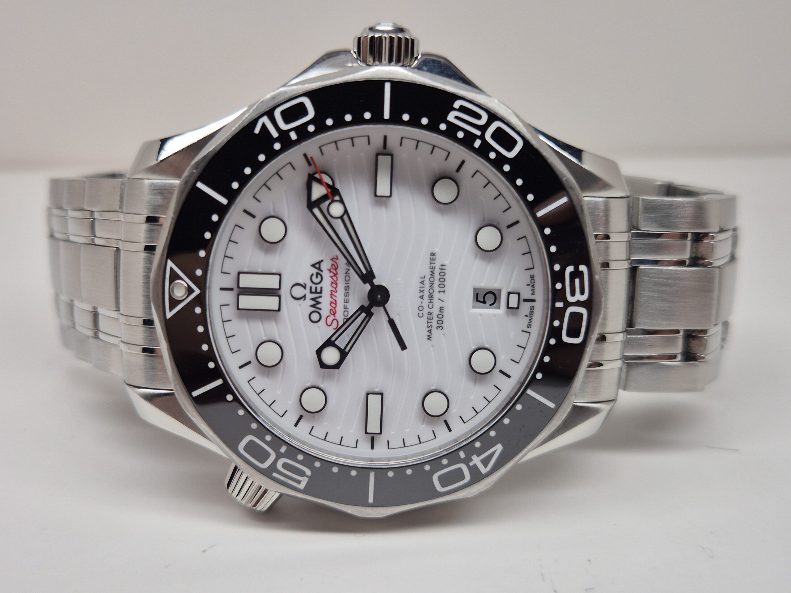 Omega Seamaster 42mm Diver 300M Co-Axial Master Chronometer Stainless Steel White Dial - 210.32.42.20.04.001 - Image 3