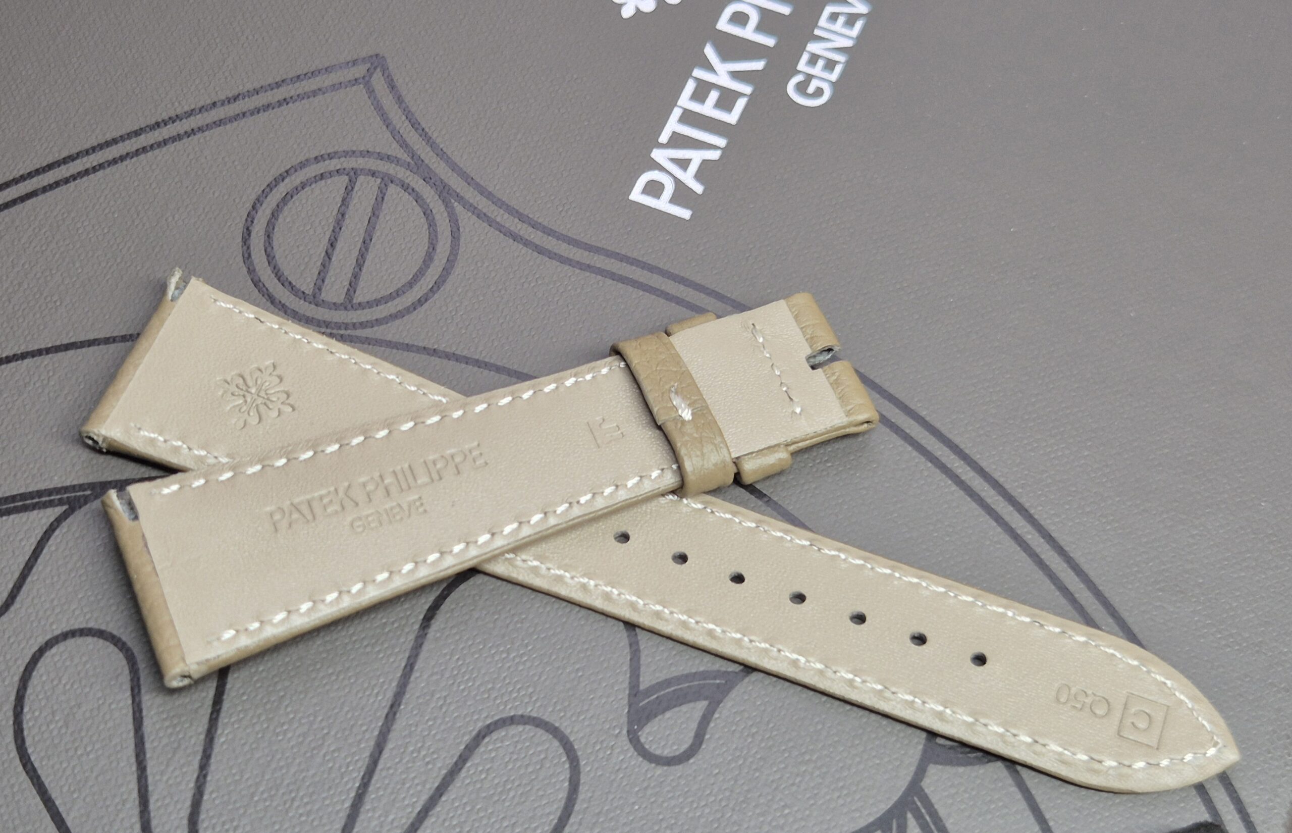 Patek Philippe Calatrava 8-Days Power Reserve White Gold Blue dial - 5328G-001 'B&P 2026' As New - Image 6