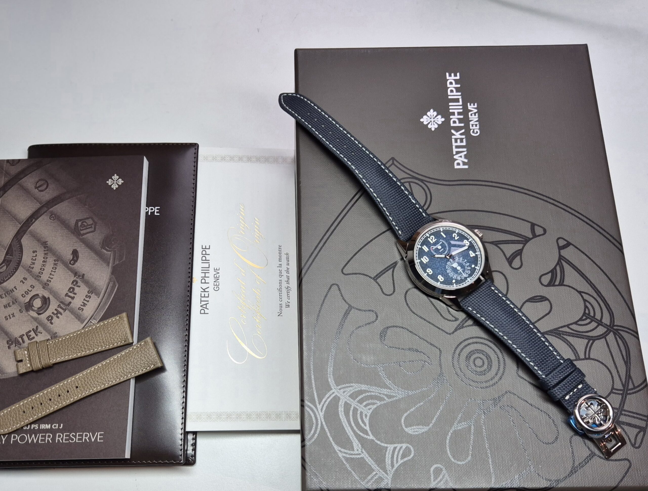 Patek Philippe Calatrava 8-Days Power Reserve White Gold Blue dial - 5328G-001 'B&P 2026' As New - Image 7